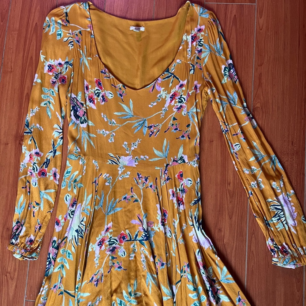Sweetheart neckline Floral dress with long sleeves.